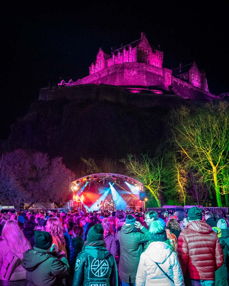 A festa sob o castelo em Edinburghs Hogmanay