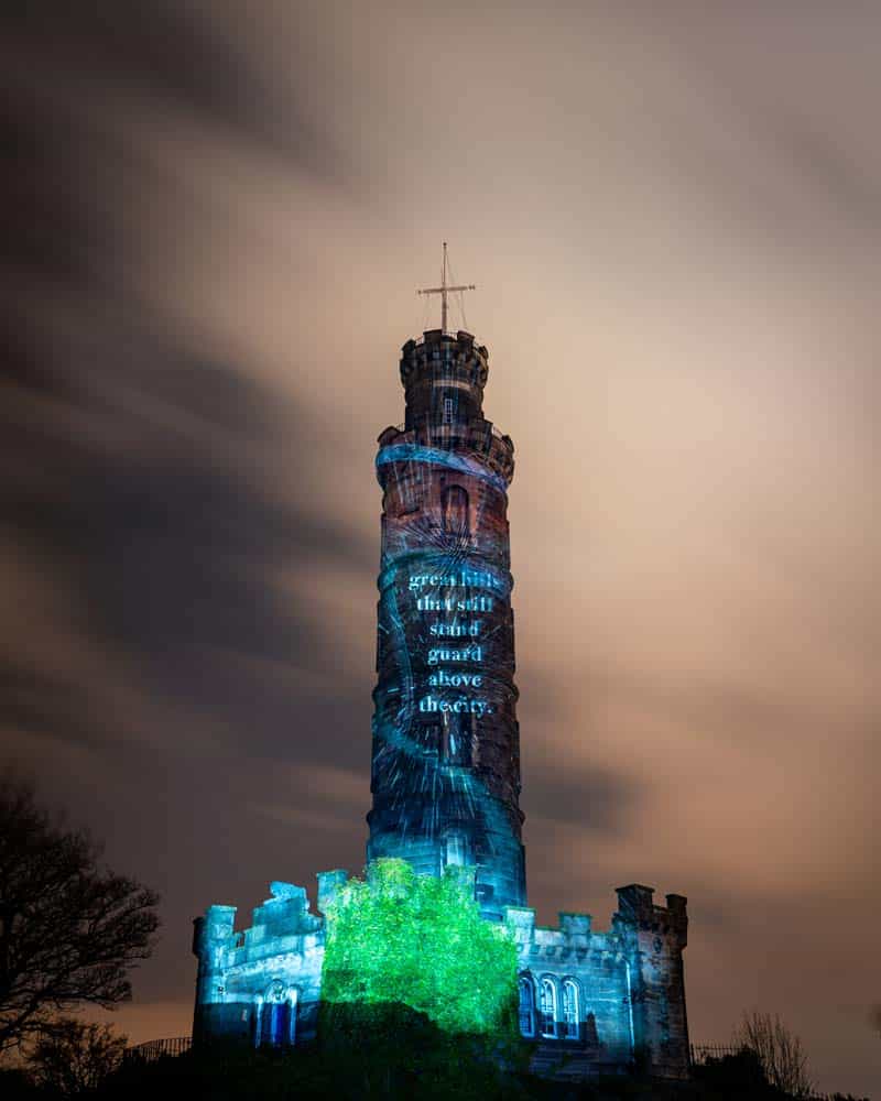 As iluminações das mensagens estão em vários lugares, como o imponente monumento em Calton Hill