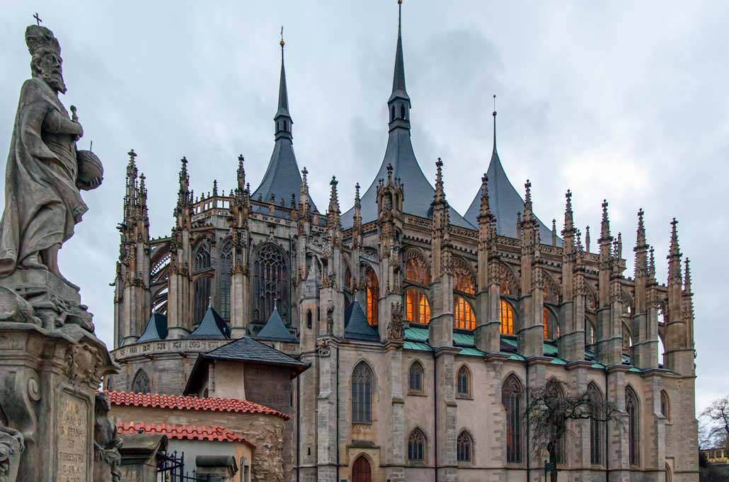 A imponente catedral de St Barbaras com arquitetura gótica