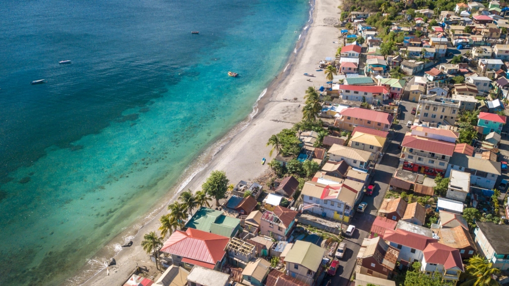 Vista aérea de St Josephs na costa oeste de Dominicas com uma pequena cidade ao lado