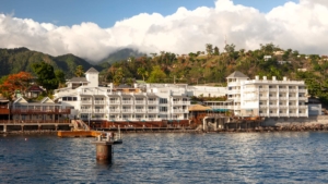 Fort Young Hotel entre as colinas de Dominica, visto do oceano